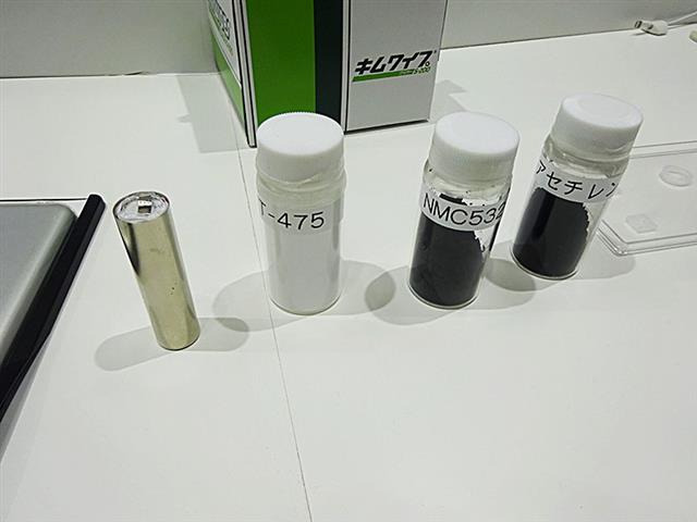 ダイキン工業が紹介するＬｉＢ用正極材向けバインダー（左から２番目）。スラリーの流動性低下を抑制できる