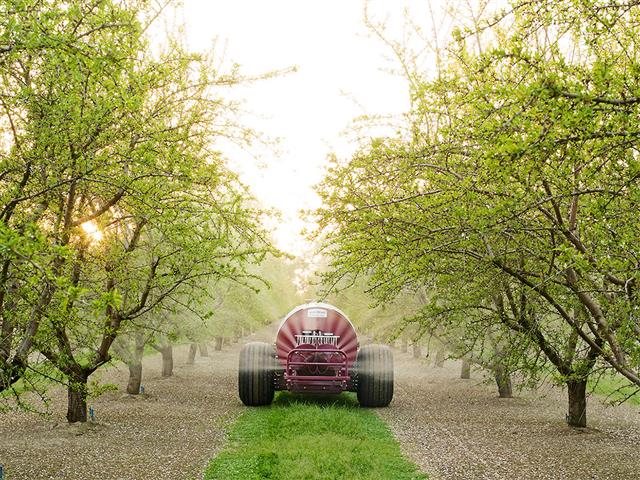 バイオスティミュラント製品を散布している様子（住友化学提供）