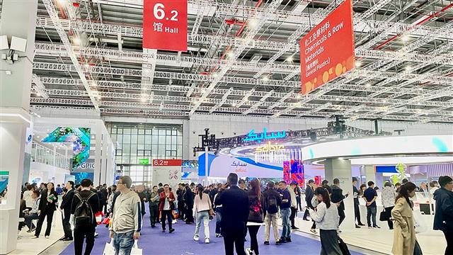 中国企業、日本企業や欧米グローバル企業に加え中東企業もブースを構え４日間の会期中、２７万人の来場を見込む