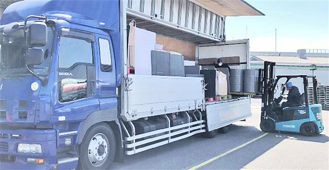 各社の樹脂品をトラックに積載した共同輸送の実証実験が開始