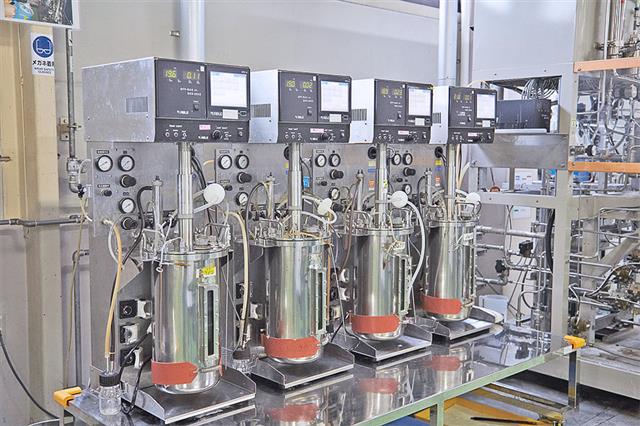 試験製造設備で連続培養および高収率な分離・精製・加工技術の構築を目指す