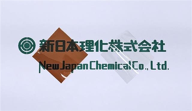 透明性に優れる感光性ポリイミドが得られる（右がリカシッドＴＤＡ-１００／４,４’-ＤＰＥ組成ポリイミドフィルム、左が芳香族酸二無水物／４,４’-ＤＰＥ組成ポリイミドフィルム)