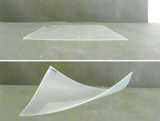 セロキサイド８４００をＰＥＴフィルムに塗工したようす（上）