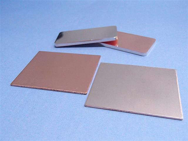 田中貴金属のクラッド材の銅材面（左）と活性金属ろう材面