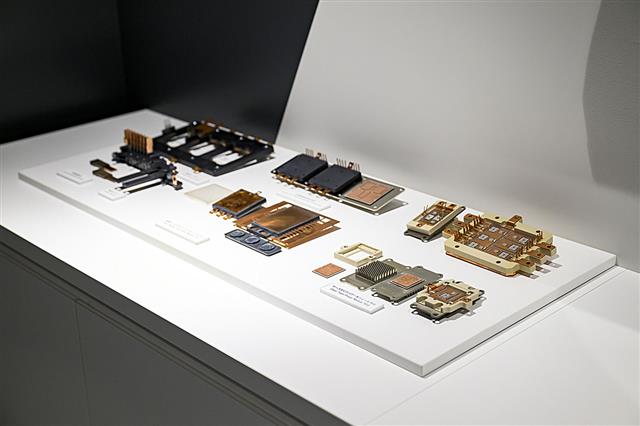 レゾナックのＰＭｉＣ内の展示室にはさまざまなパワーモジュールが並ぶ
