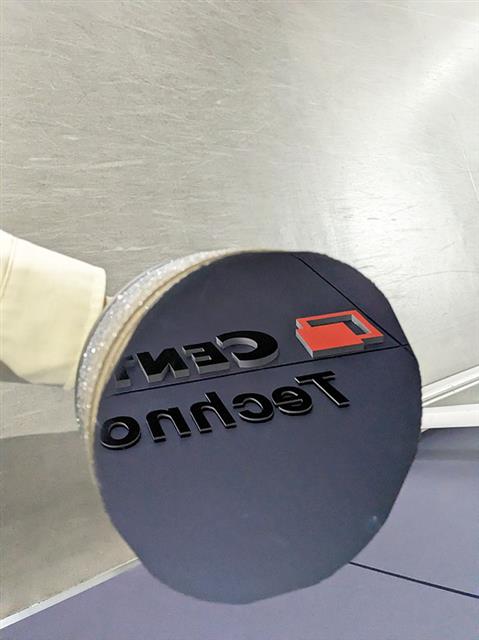 セントラル硝子が溶液法で試作した６インチのＳｉＣウエハー。２７～２８年度の事業化を目標に掲げる