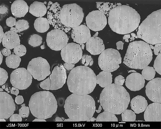 樹脂のなかで酸化亜鉛同士は点ではなく面で接するため熱伝導率が高まる