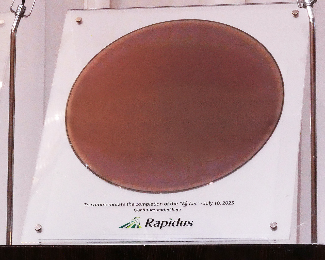 披露した２ナノ半導体の試作品