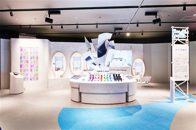 　ミルボンは２０２５大阪・関西万博「大阪ヘルスケアパビリオン」に特設サイトをオープン。「あなたらしく・美しく生きる」ことを実装する場所として、「ミライのビューティプラットフォーム」を体験できる。ヘアケアだけでなくスキンケア・ビューティーヘルスケアまでアドバイスを受けられ、ユーザーと相性の良いアイテムもセレクトできる。