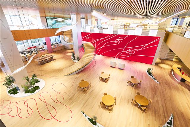 　資生堂は研究員と生活者がつながり未来の美を共創するＳｈｉｓｅｉｄｏ　Ｂｅａｕｔｙ　Ｐａｒｋを今年１月にオープンした。横浜・みなとみらい２１地区に位置する研究開発拠点（ＧＩＣ）の１～２階を刷新。肌・身体・心のつながりを解き明かす船員サイエンス「Ｂｅａｕｔｙ　Ａｒｕｓｃａｐｅ」を体験できるラボなど５つのラボで構成する。