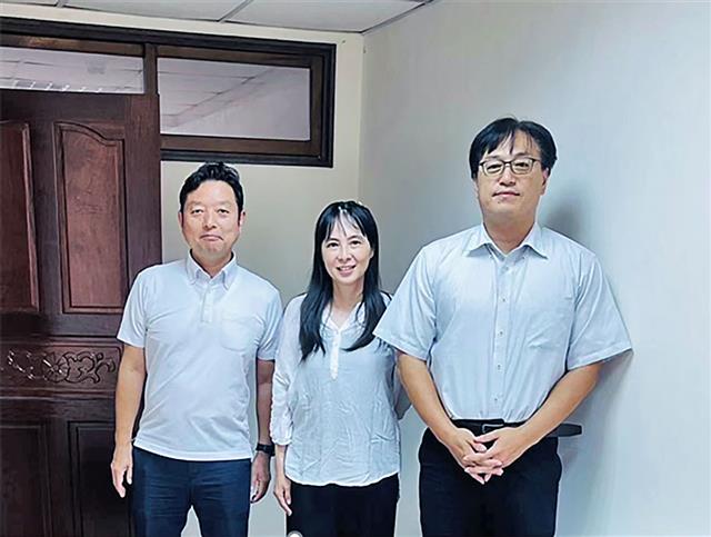 左から久道営業経理、曾主幹、阿部董事長