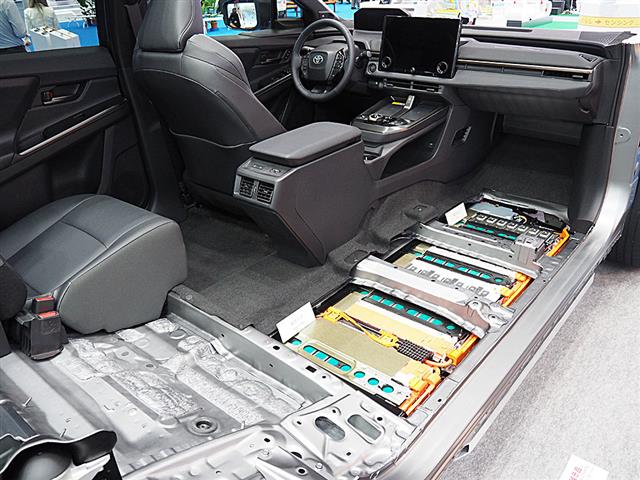 トヨタ「ｂＺ４Ｘ」の床下に配置されたＬｉＢ