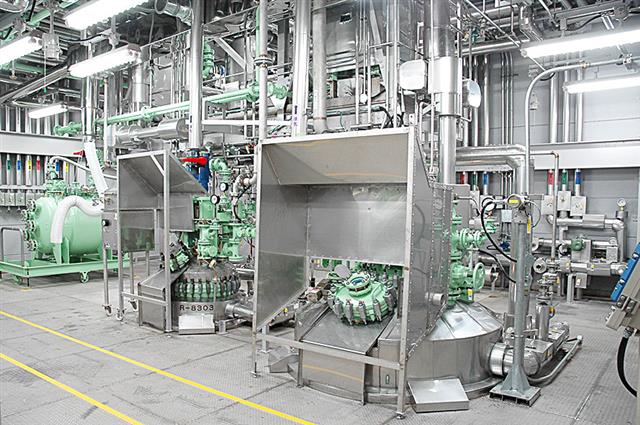 高砂工場（兵庫県高砂市）内の製造設備