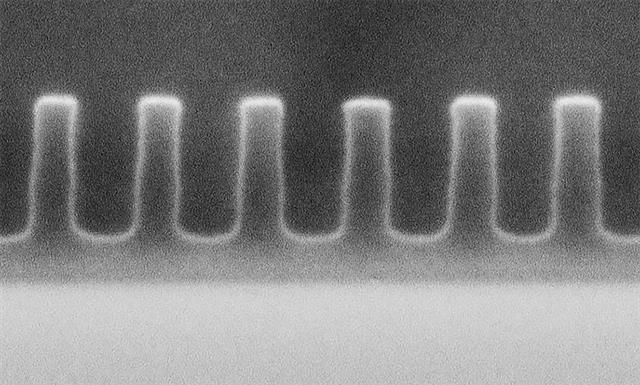 ナノインプリント用ＵＶリソグラフィー材料は、微細構造の形成に適している
