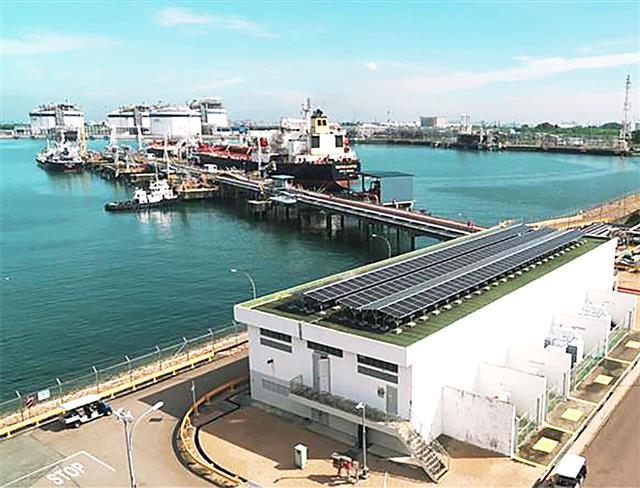 ジュロン島東北部から臨んだ港湾