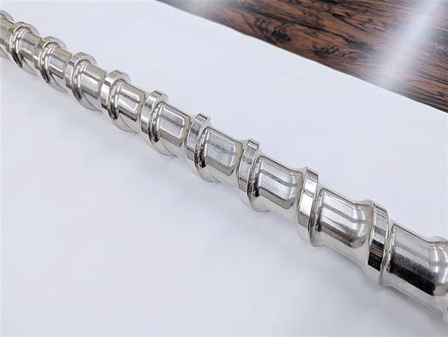 「肉盛りくん」で肉盛りしたスクリュー