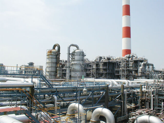 三井化学市原工場のエチレン設備。２７年７月に出光の設備を止め、三井の設備に統合・集約する