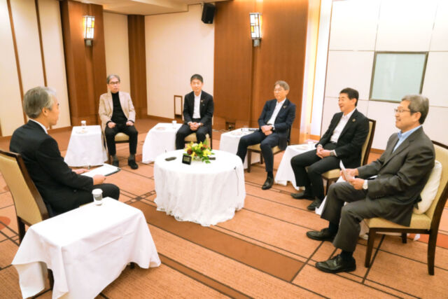 右から筑本、橋本、工藤、水戸、髙橋各氏（司会＝渡邉康広取締役編集本部長兼編集局長）