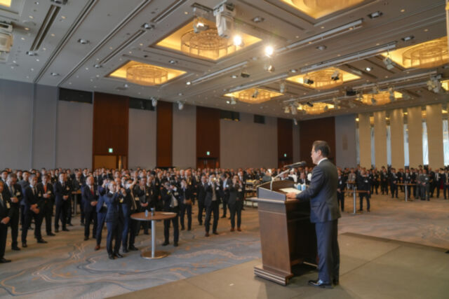 あいさつする日化協の岩田会長