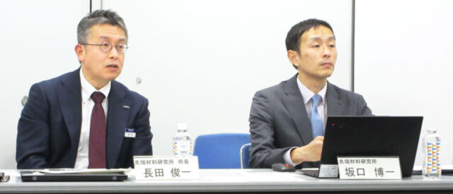 長田所長（左）は「市場の変化点を捉え、新技術で参入できるところから入っていく戦略だ」と方針を述べた