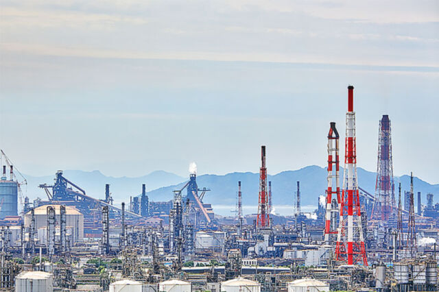 三菱ケミカルと旭化成が合弁で運営する岡山県・水島コンビナートのナフサ分解炉は１１日から稼働率を引き下げた