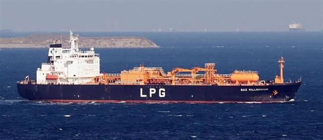 三井物産は肥料、化学原料向けのアンモニア輸入で国内トップシェアを誇る（液化ガス船を利用した日本へのアンモニア輸送のようす）