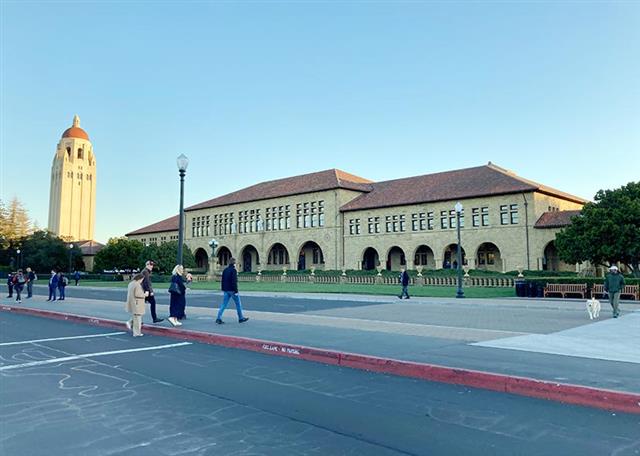 「起業の聖地」であるシリコンバレーの象徴の一つ、スタンフォード大学