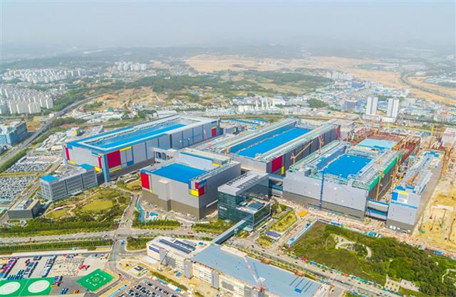 サムスンなど韓国２社の中国工場への装置輸出は無期限で許可された（サムスンの韓国・平澤工場）